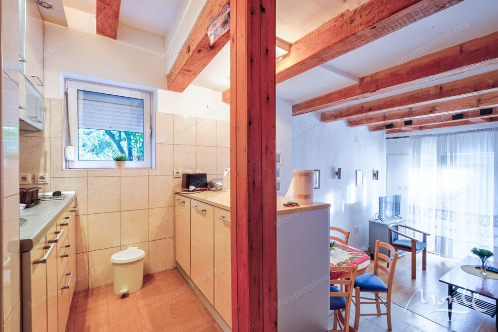 uyutnyj kompleks iz dvuh domov v orahovcze idealnoe mesto dlya semejnoj zhizni i otdyha u morya 20