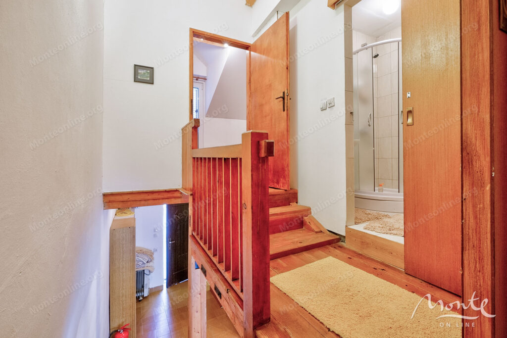 uyutnyj kompleks iz dvuh domov v orahovcze idealnoe mesto dlya semejnoj zhizni i otdyha u morya 21