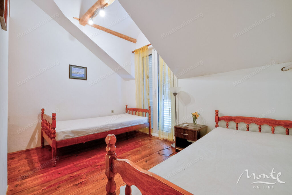 uyutnyj kompleks iz dvuh domov v orahovcze idealnoe mesto dlya semejnoj zhizni i otdyha u morya 22