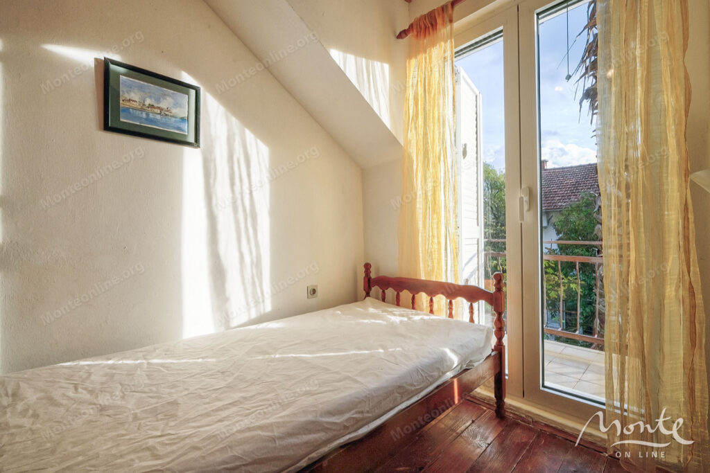 uyutnyj kompleks iz dvuh domov v orahovcze idealnoe mesto dlya semejnoj zhizni i otdyha u morya 23