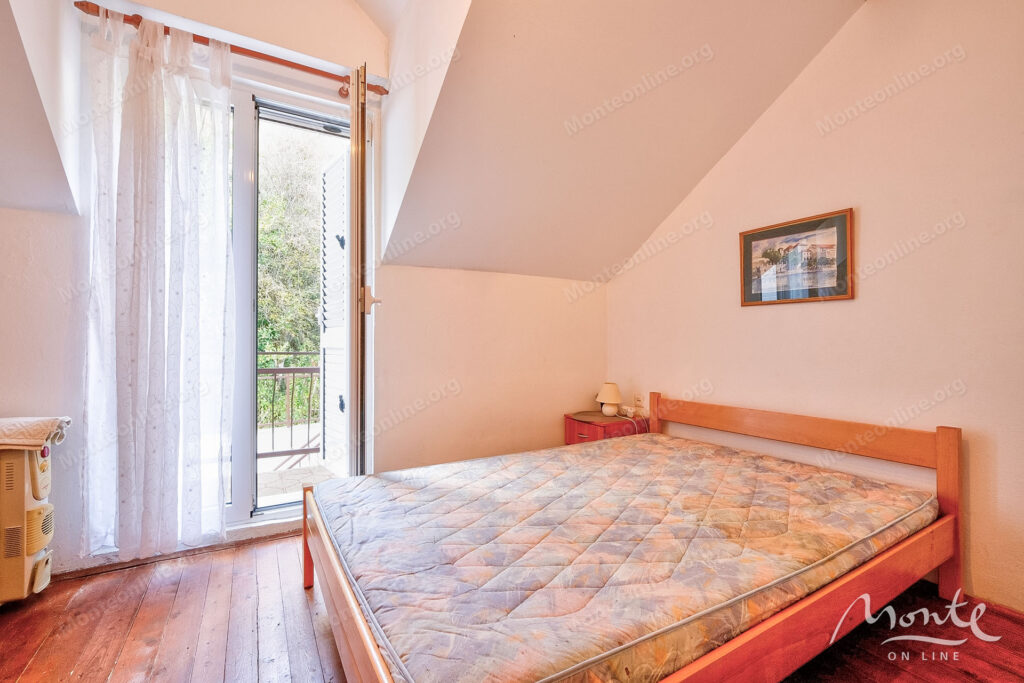 uyutnyj kompleks iz dvuh domov v orahovcze idealnoe mesto dlya semejnoj zhizni i otdyha u morya 25