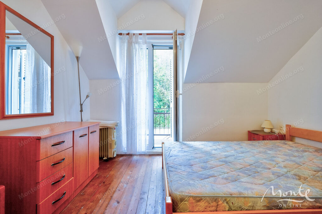 uyutnyj kompleks iz dvuh domov v orahovcze idealnoe mesto dlya semejnoj zhizni i otdyha u morya 26