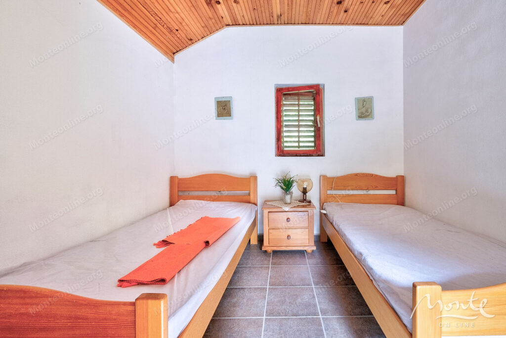 uyutnyj kompleks iz dvuh domov v orahovcze idealnoe mesto dlya semejnoj zhizni i otdyha u morya 27