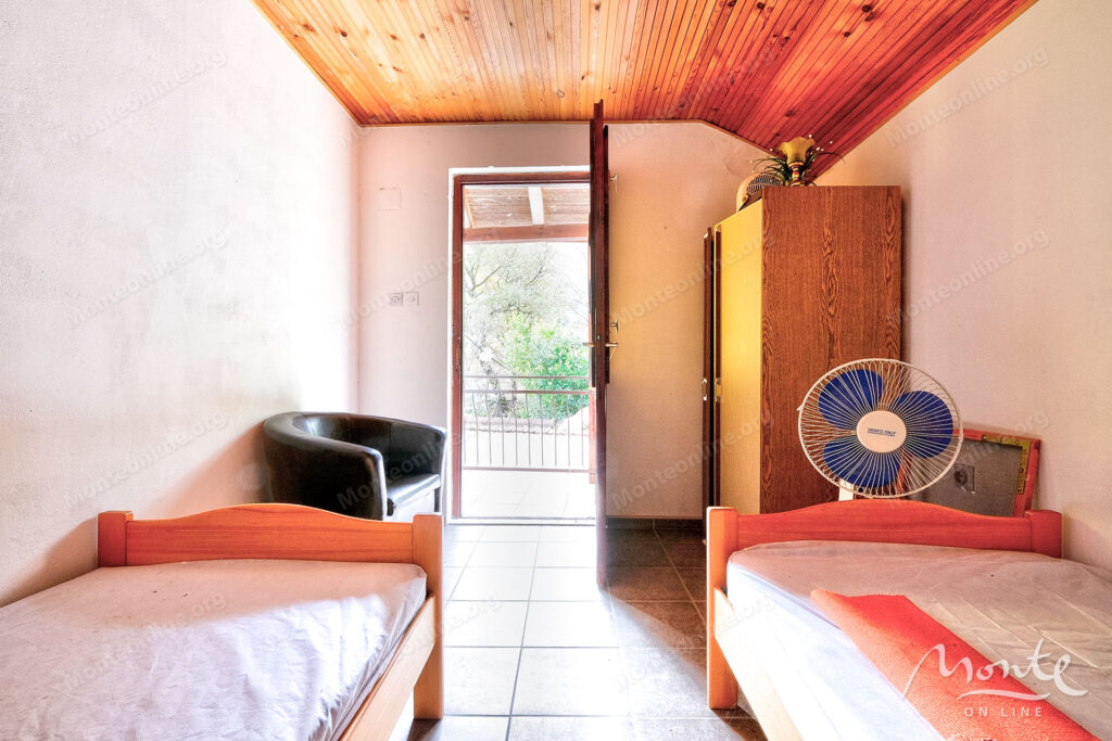 uyutnyj kompleks iz dvuh domov v orahovcze idealnoe mesto dlya semejnoj zhizni i otdyha u morya 28