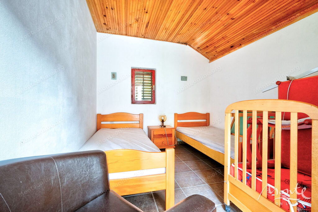 uyutnyj kompleks iz dvuh domov v orahovcze idealnoe mesto dlya semejnoj zhizni i otdyha u morya 29