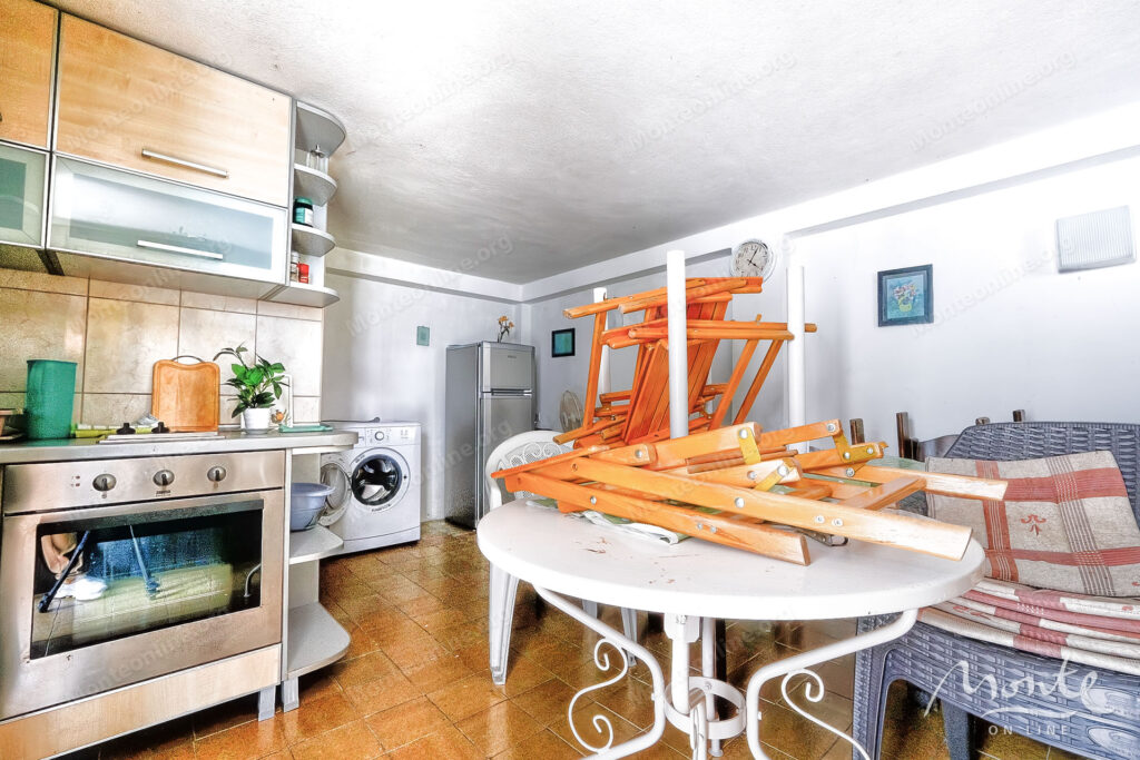 uyutnyj kompleks iz dvuh domov v orahovcze idealnoe mesto dlya semejnoj zhizni i otdyha u morya 30