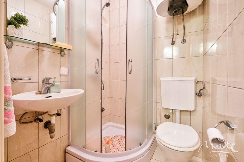 uyutnyj kompleks iz dvuh domov v orahovcze idealnoe mesto dlya semejnoj zhizni i otdyha u morya 31