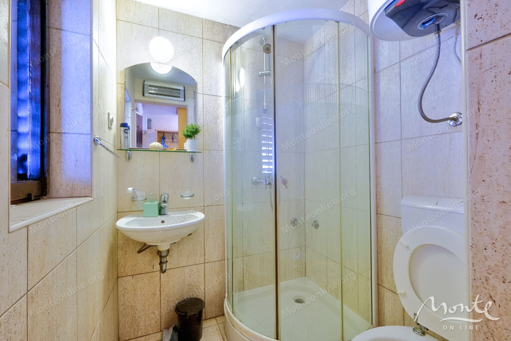 uyutnyj kompleks iz dvuh domov v orahovcze idealnoe mesto dlya semejnoj zhizni i otdyha u morya 32