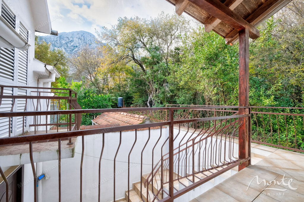 uyutnyj kompleks iz dvuh domov v orahovcze idealnoe mesto dlya semejnoj zhizni i otdyha u morya 33