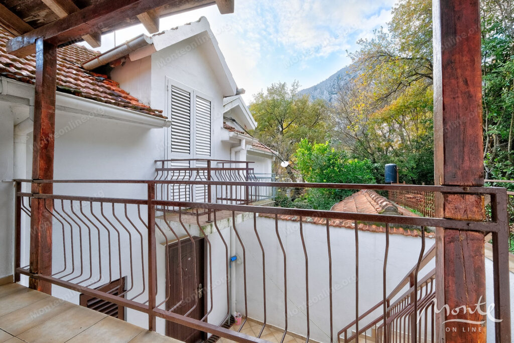 uyutnyj kompleks iz dvuh domov v orahovcze idealnoe mesto dlya semejnoj zhizni i otdyha u morya 34