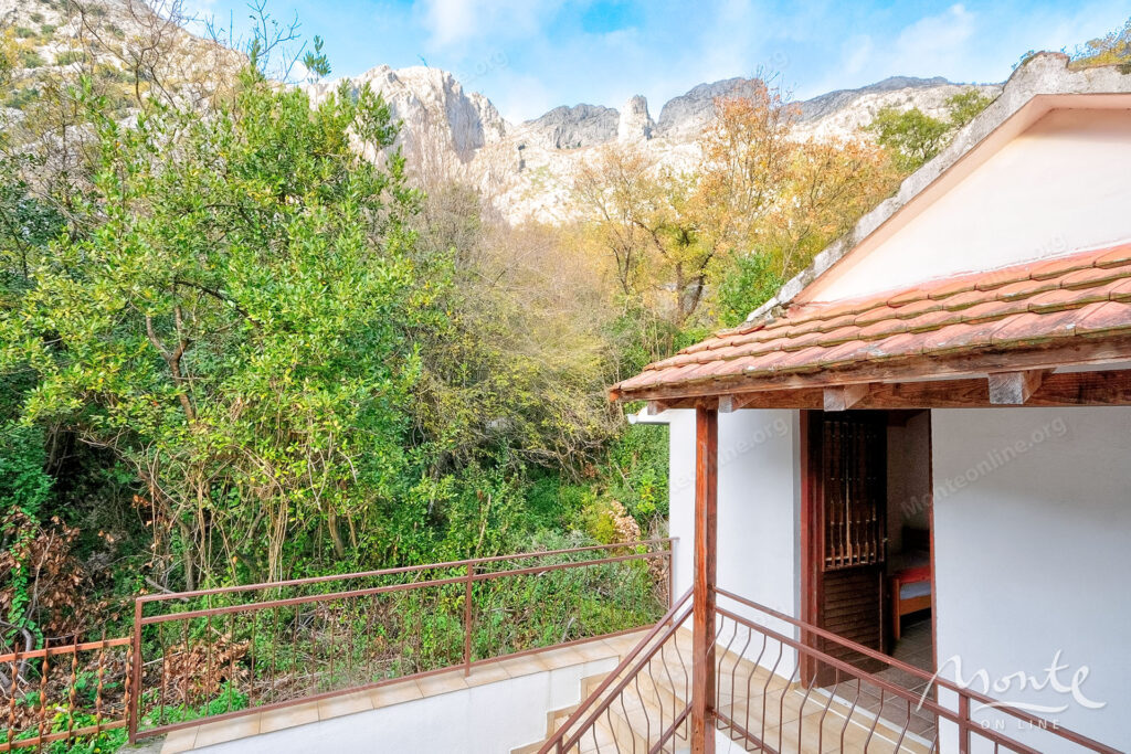 uyutnyj kompleks iz dvuh domov v orahovcze idealnoe mesto dlya semejnoj zhizni i otdyha u morya 35