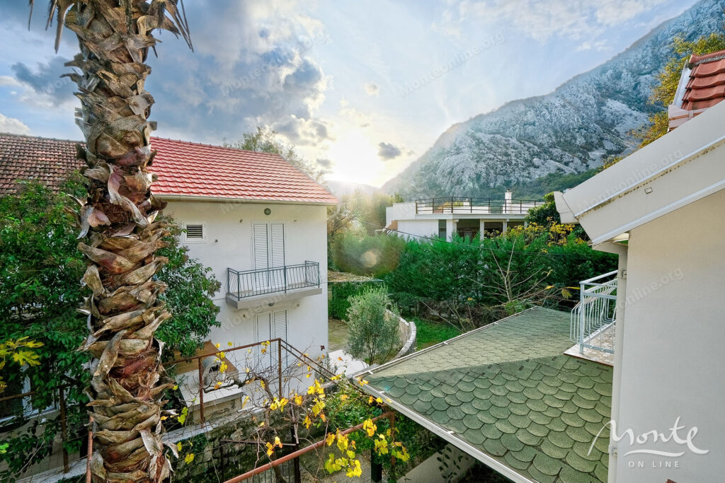 uyutnyj kompleks iz dvuh domov v orahovcze idealnoe mesto dlya semejnoj zhizni i otdyha u morya 36