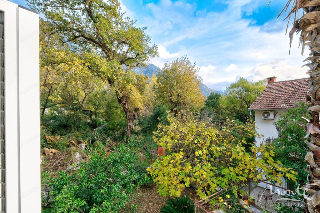 uyutnyj kompleks iz dvuh domov v orahovcze idealnoe mesto dlya semejnoj zhizni i otdyha u morya 37