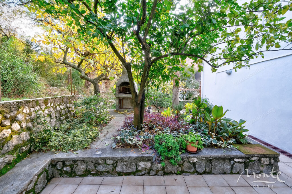 uyutnyj kompleks iz dvuh domov v orahovcze idealnoe mesto dlya semejnoj zhizni i otdyha u morya 39