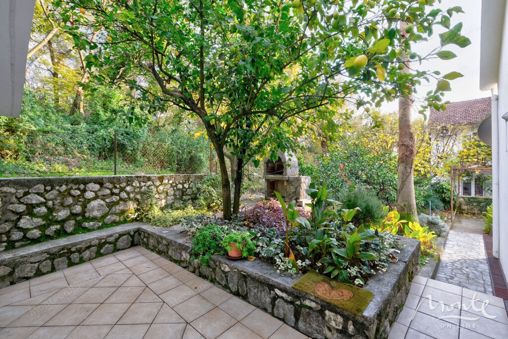 uyutnyj kompleks iz dvuh domov v orahovcze idealnoe mesto dlya semejnoj zhizni i otdyha u morya 40