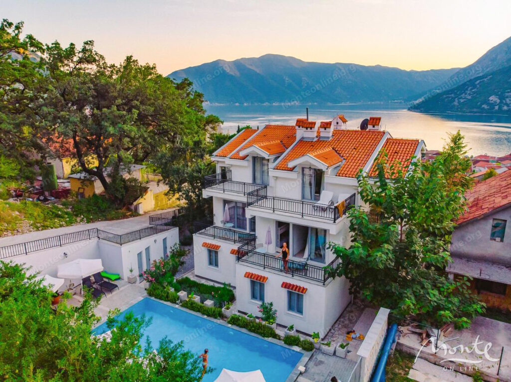 dejstvuyushhij apart otel s bassejnom i vidom na more v risane 01