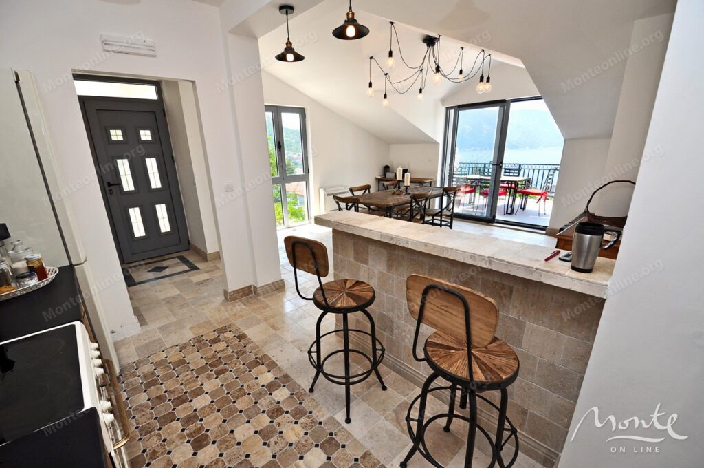 dejstvuyushhij apart otel s bassejnom i vidom na more v risane 04