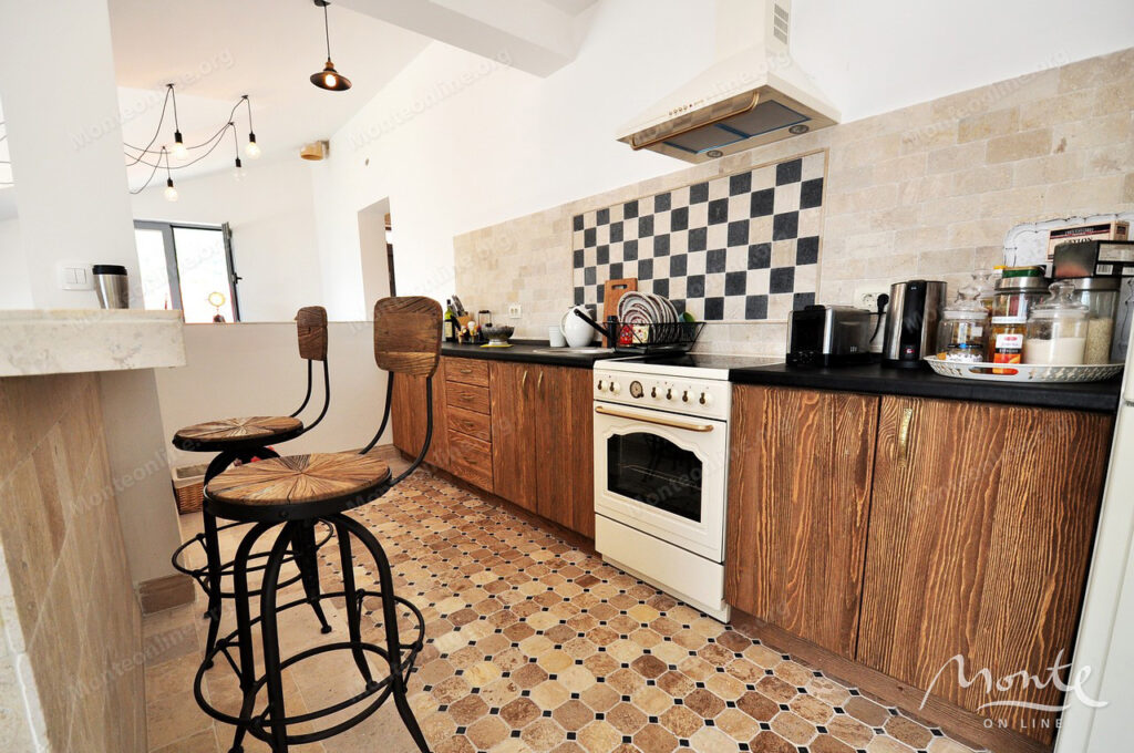 dejstvuyushhij apart otel s bassejnom i vidom na more v risane 05