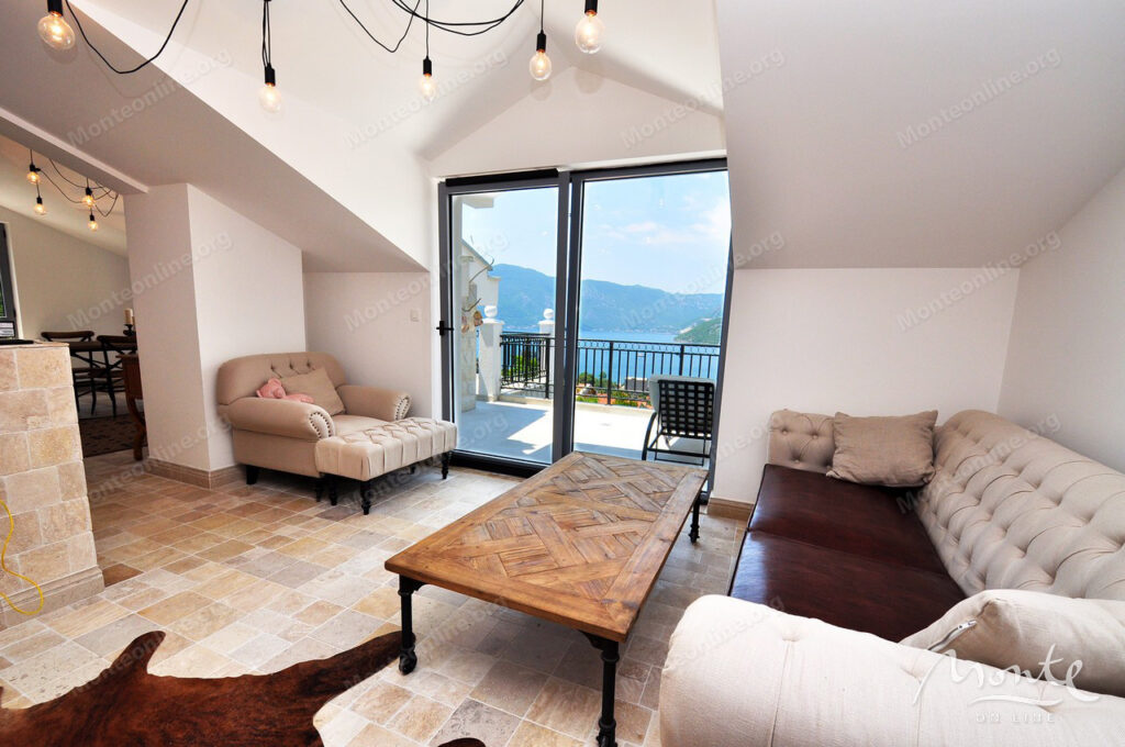 dejstvuyushhij apart otel s bassejnom i vidom na more v risane 06