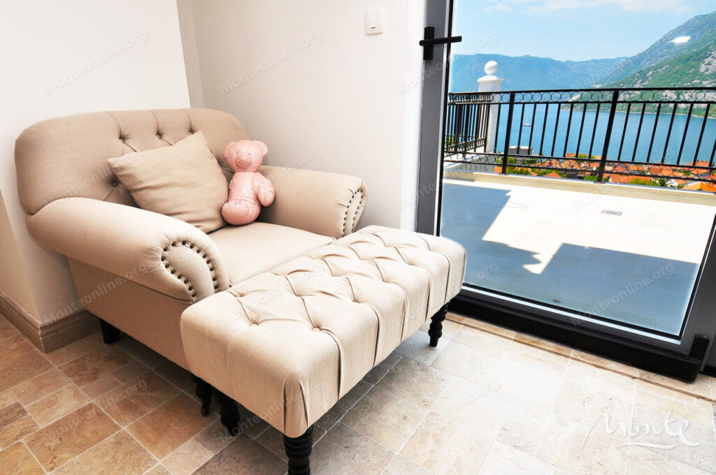 dejstvuyushhij apart otel s bassejnom i vidom na more v risane 07