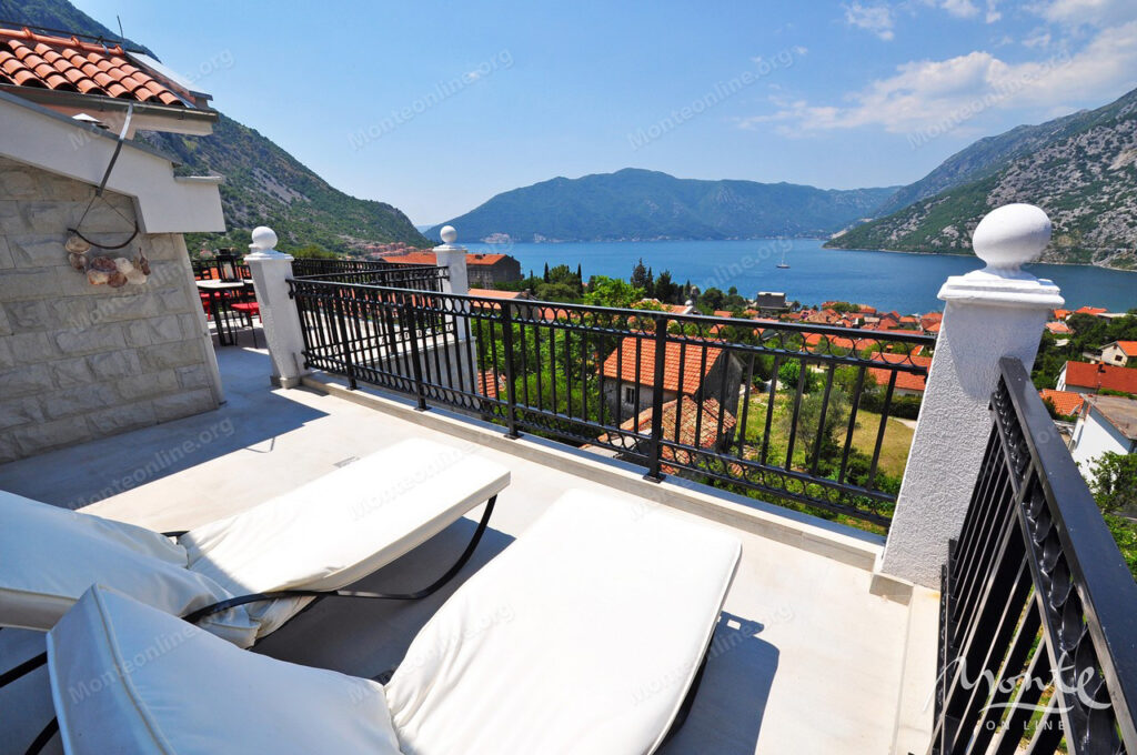 dejstvuyushhij apart otel s bassejnom i vidom na more v risane 09