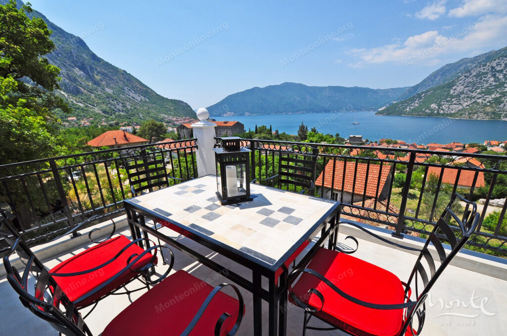 dejstvuyushhij apart otel s bassejnom i vidom na more v risane 11