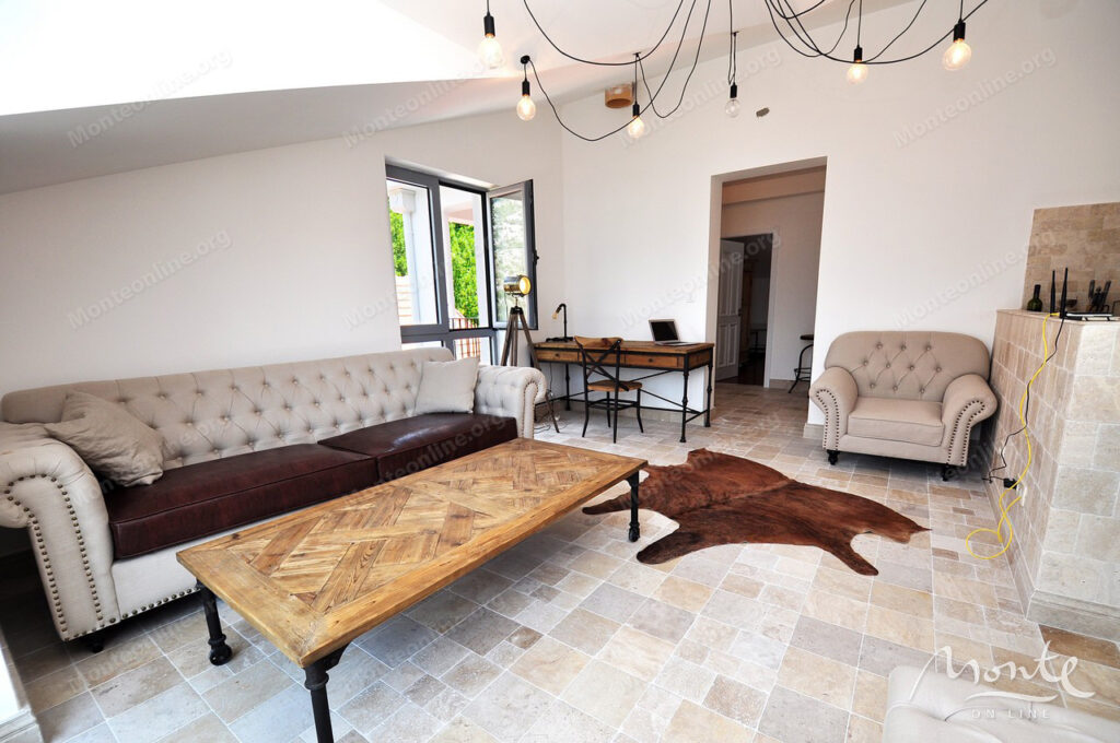 dejstvuyushhij apart otel s bassejnom i vidom na more v risane 12