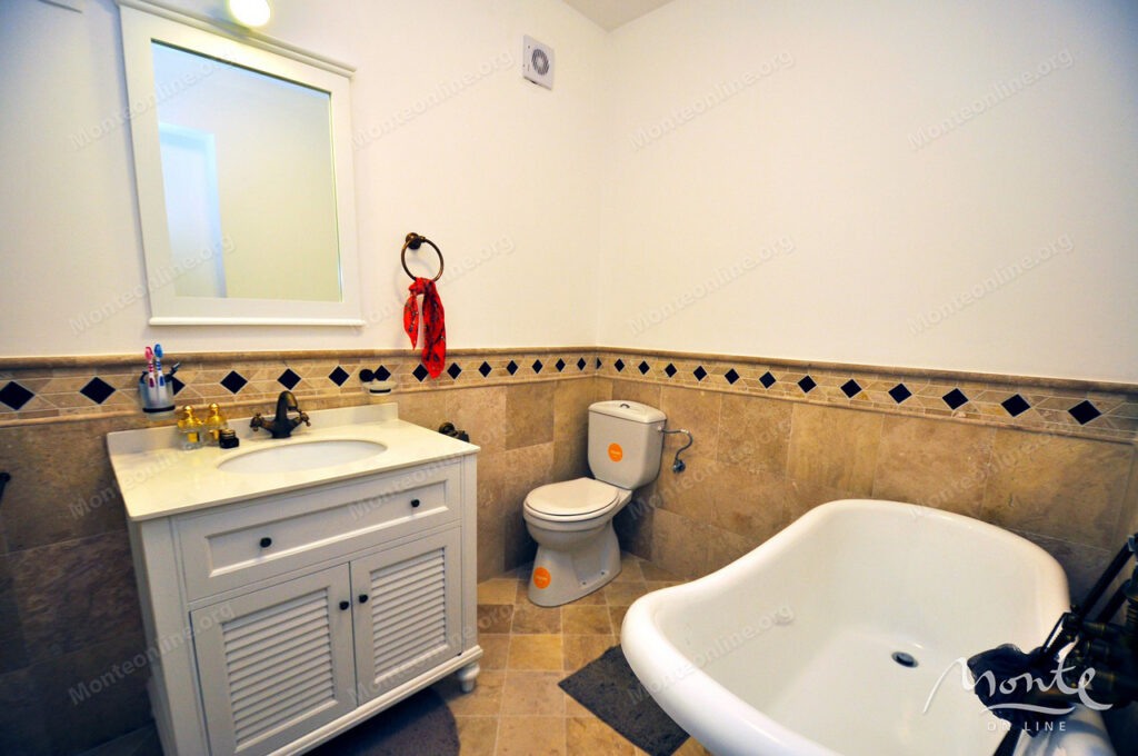 dejstvuyushhij apart otel s bassejnom i vidom na more v risane 13