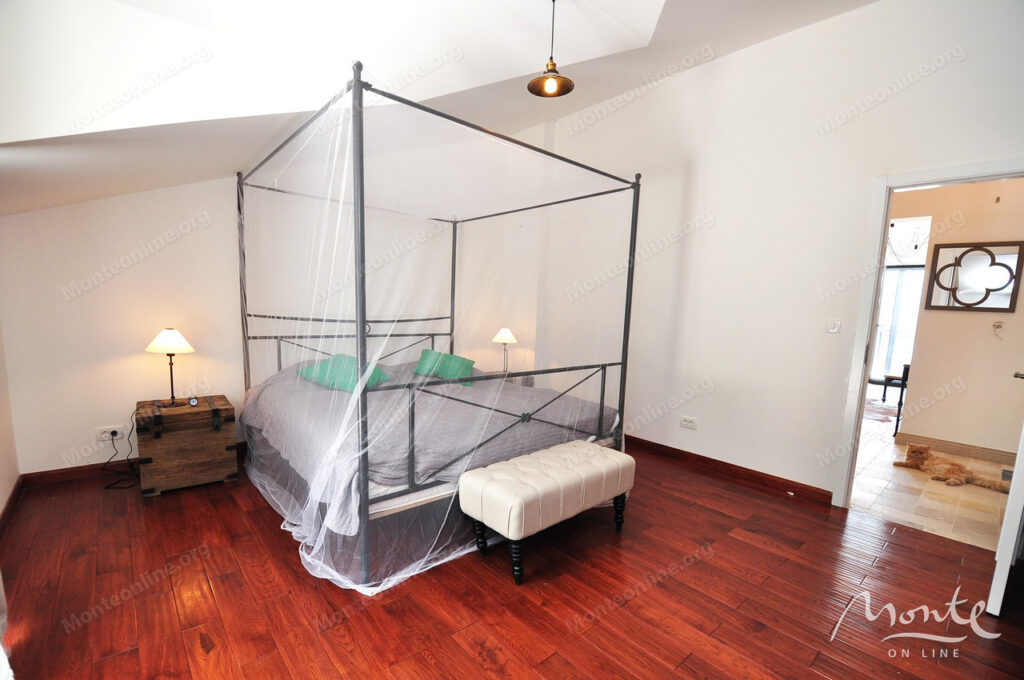 dejstvuyushhij apart otel s bassejnom i vidom na more v risane 14