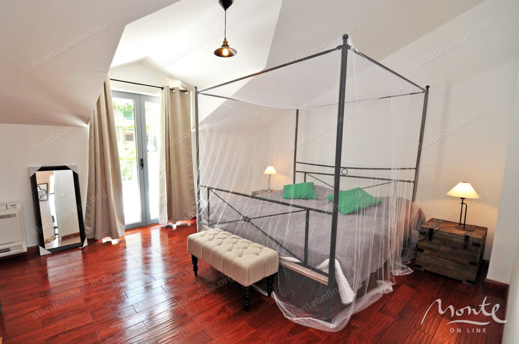 dejstvuyushhij apart otel s bassejnom i vidom na more v risane 15