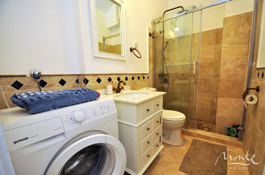 dejstvuyushhij apart otel s bassejnom i vidom na more v risane 16