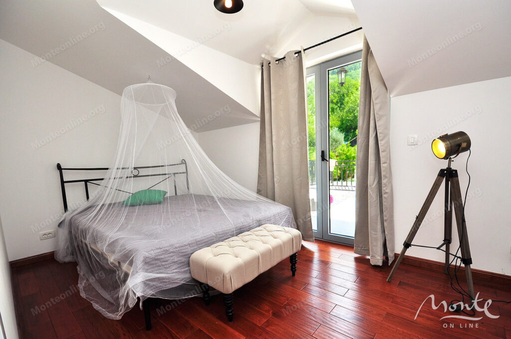 dejstvuyushhij apart otel s bassejnom i vidom na more v risane 17