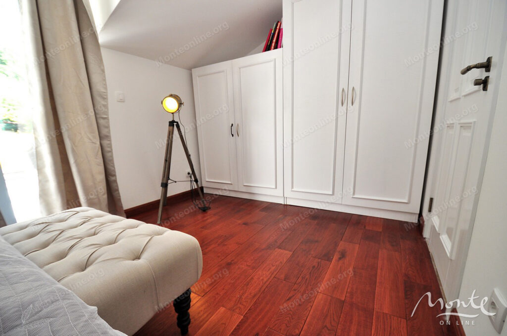 dejstvuyushhij apart otel s bassejnom i vidom na more v risane 18