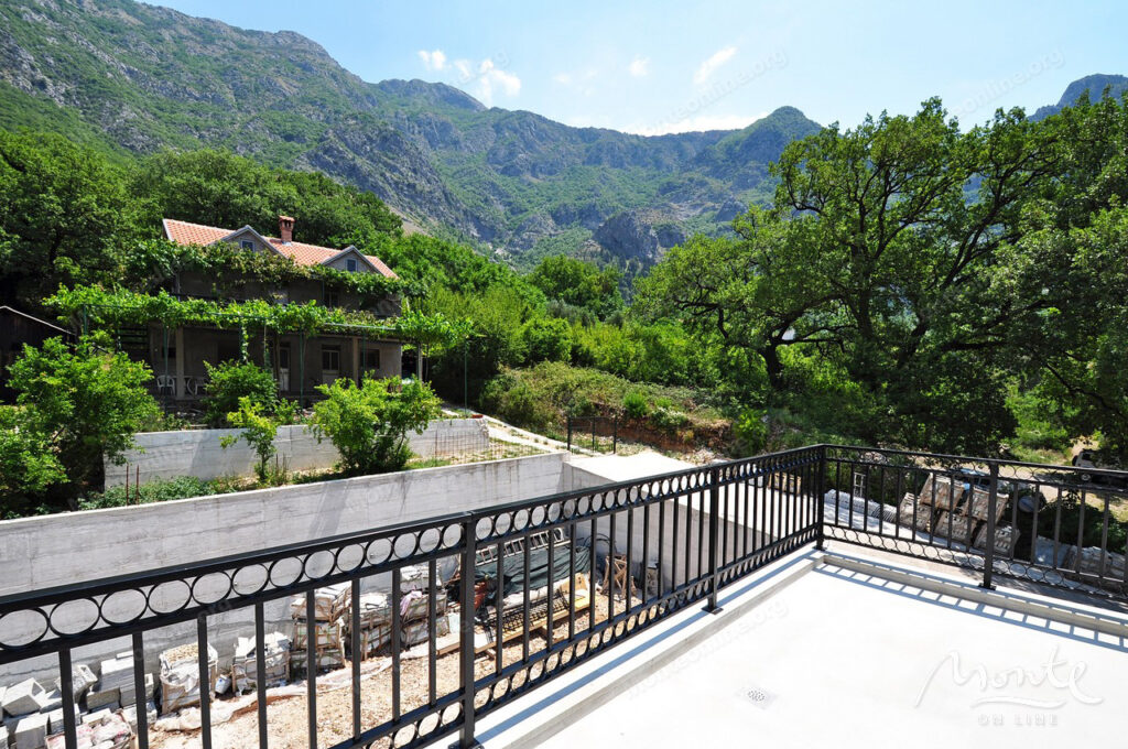 dejstvuyushhij apart otel s bassejnom i vidom na more v risane 19