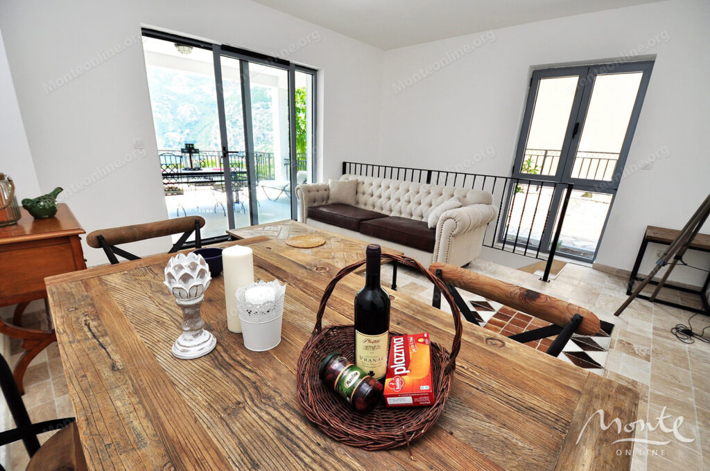 dejstvuyushhij apart otel s bassejnom i vidom na more v risane 21