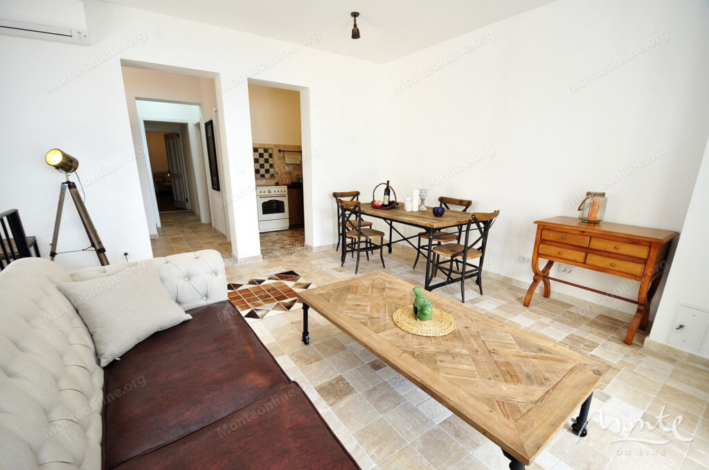 dejstvuyushhij apart otel s bassejnom i vidom na more v risane 22