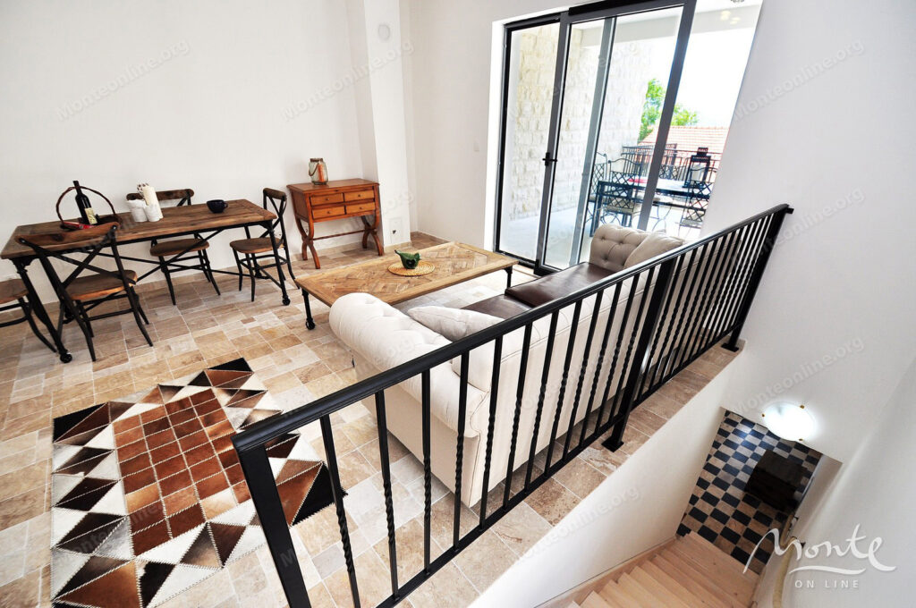 dejstvuyushhij apart otel s bassejnom i vidom na more v risane 23