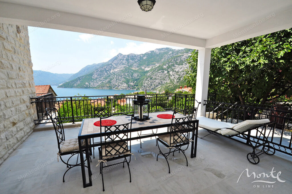 dejstvuyushhij apart otel s bassejnom i vidom na more v risane 24