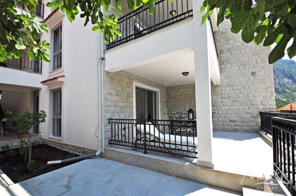 dejstvuyushhij apart otel s bassejnom i vidom na more v risane 26