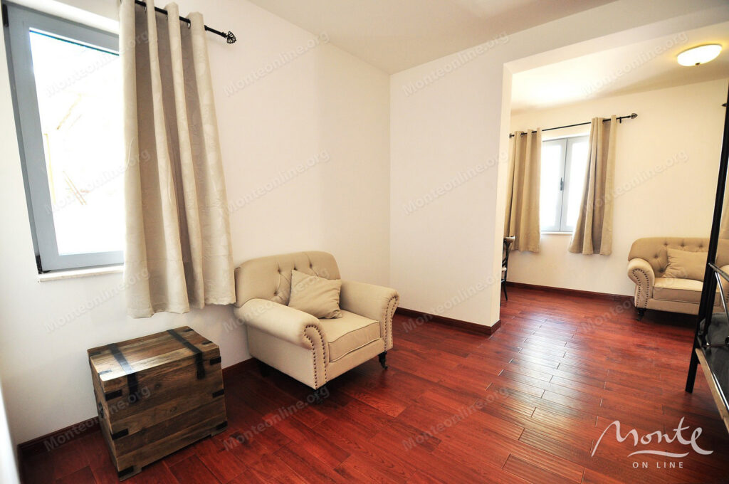 dejstvuyushhij apart otel s bassejnom i vidom na more v risane 28