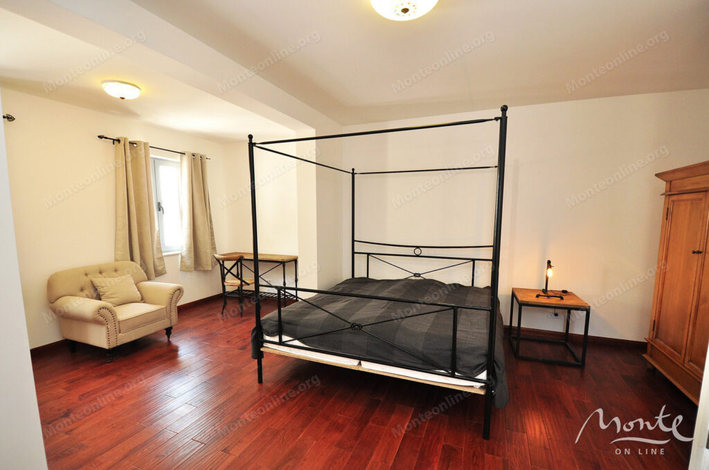 dejstvuyushhij apart otel s bassejnom i vidom na more v risane 29