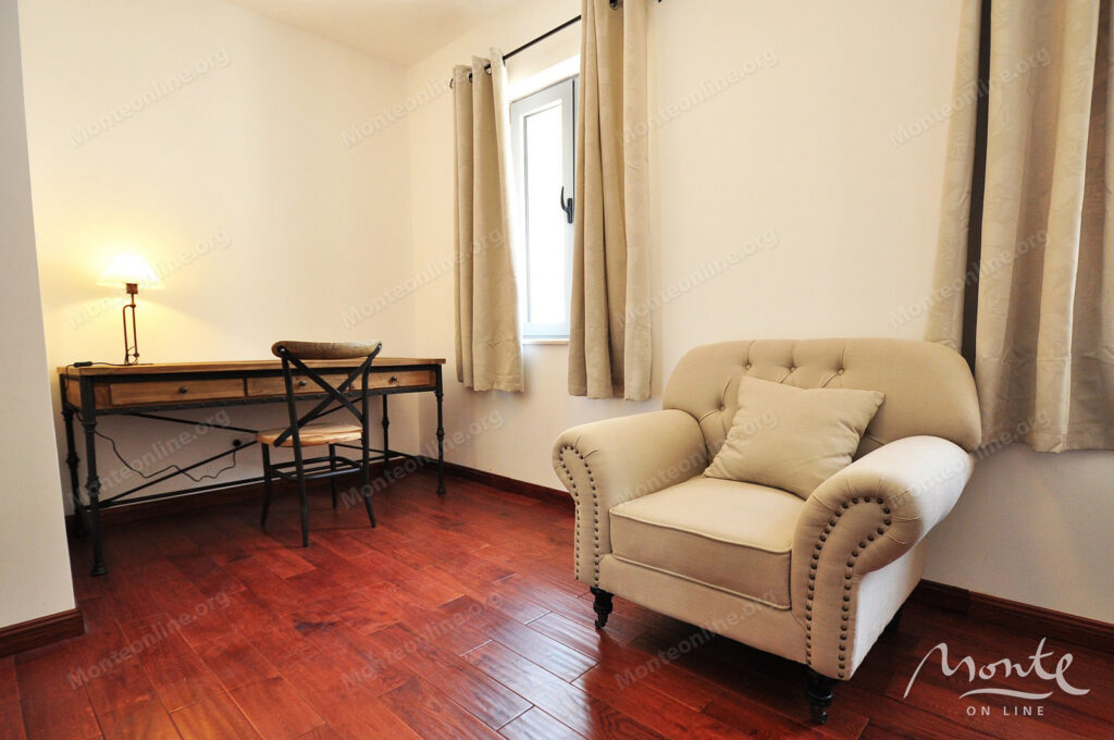 dejstvuyushhij apart otel s bassejnom i vidom na more v risane 30