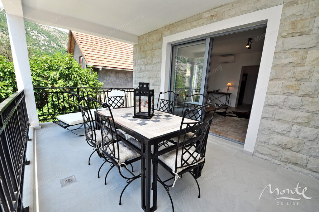 dejstvuyushhij apart otel s bassejnom i vidom na more v risane 36