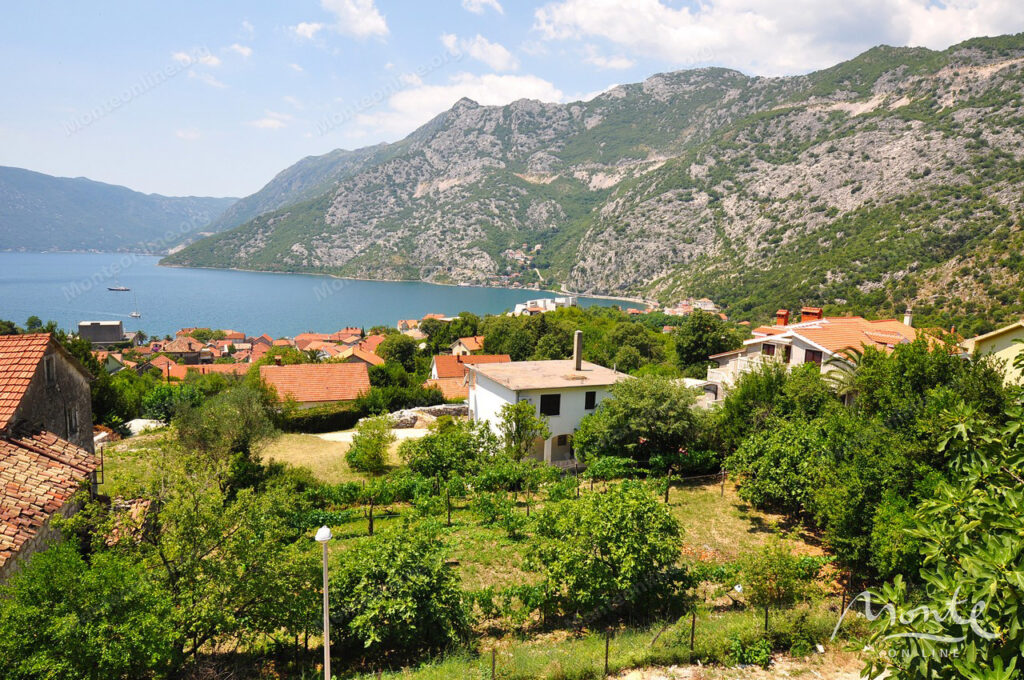 dejstvuyushhij apart otel s bassejnom i vidom na more v risane 37