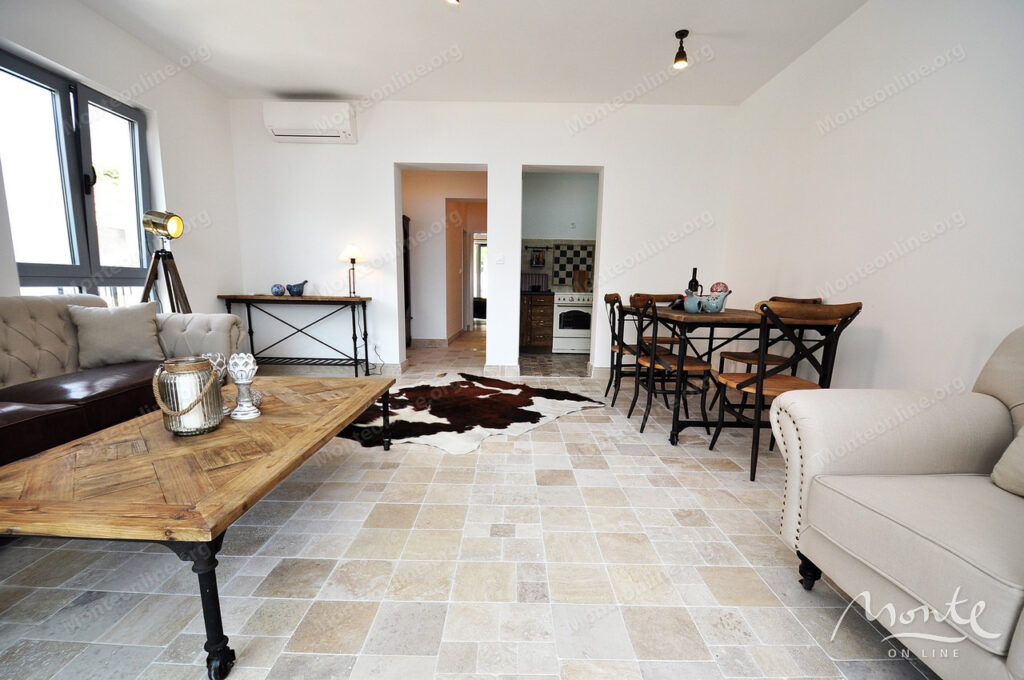 dejstvuyushhij apart otel s bassejnom i vidom na more v risane 38