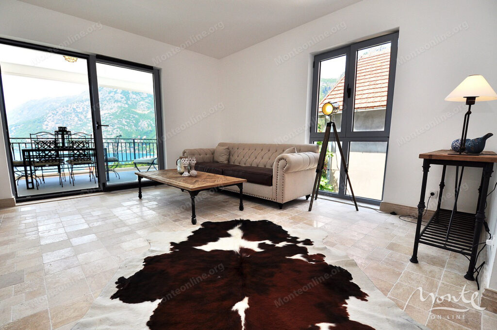 dejstvuyushhij apart otel s bassejnom i vidom na more v risane 40