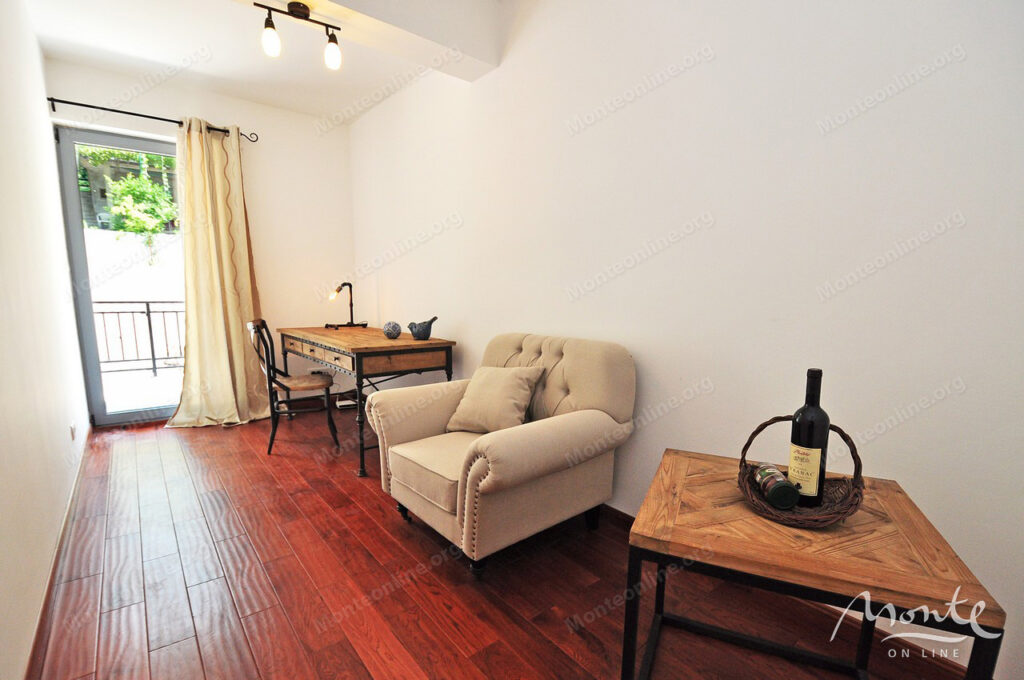 dejstvuyushhij apart otel s bassejnom i vidom na more v risane 42