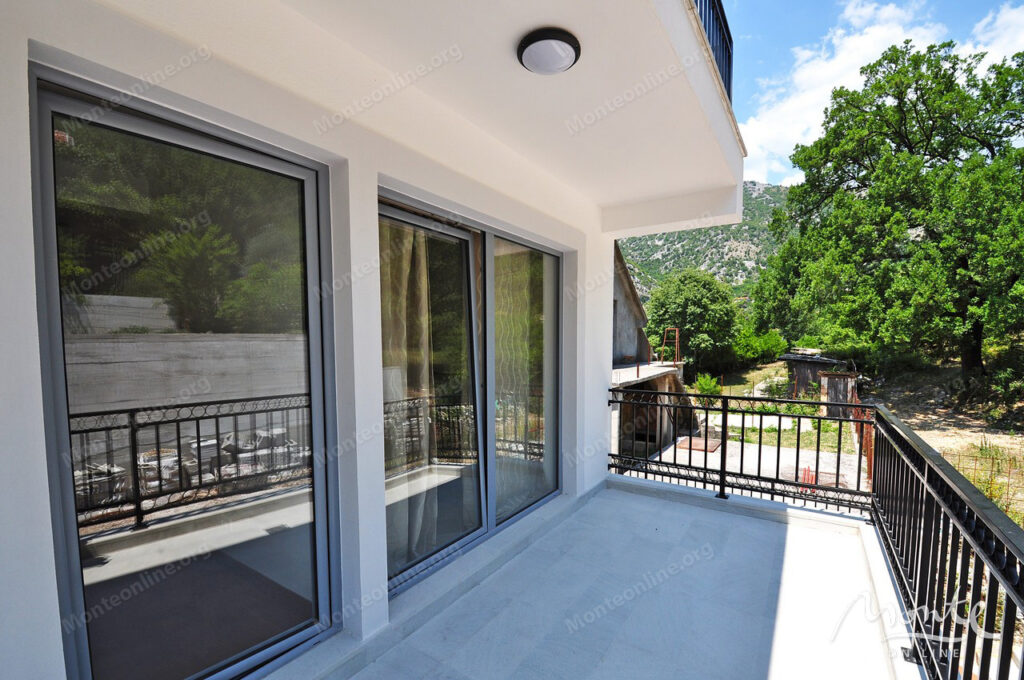 dejstvuyushhij apart otel s bassejnom i vidom na more v risane 44