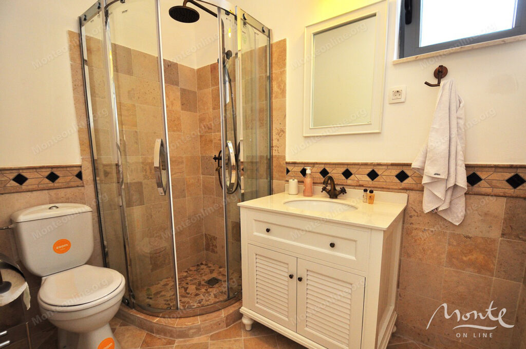 dejstvuyushhij apart otel s bassejnom i vidom na more v risane 45