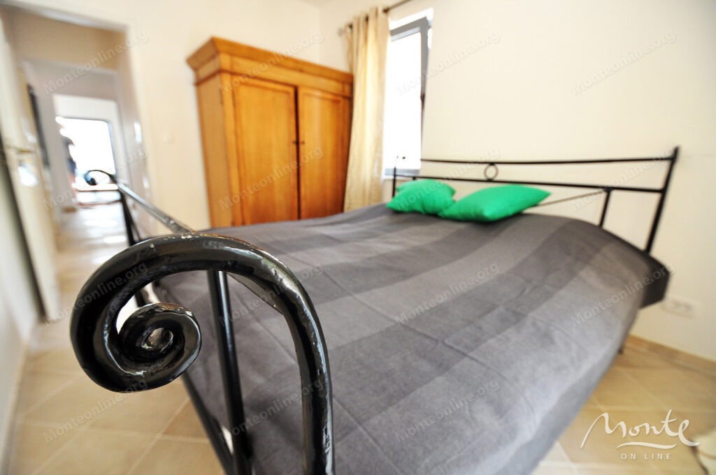 dejstvuyushhij apart otel s bassejnom i vidom na more v risane 47